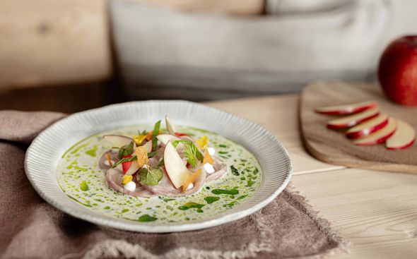 Preparazione culinaria con mele fresche in evidenza sul piatto