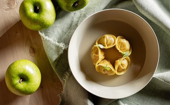 Portata con mele fresche sul piatto, dettaglio del cibo in primo piano